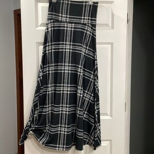NWT LuLaRoe Maxi skirt size Med. Black with white.